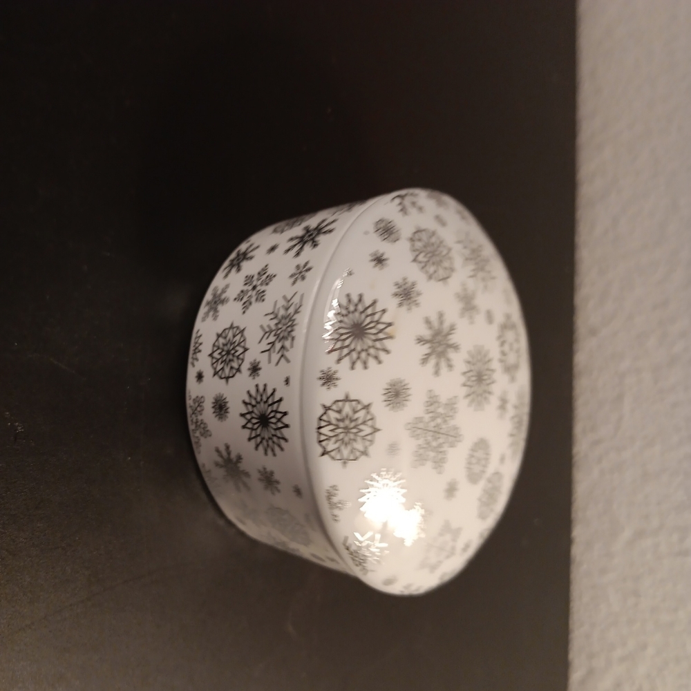 GORGEOUS NEW Holiday Lane for Macys 3" SNOWFLAKE Trinket Box.